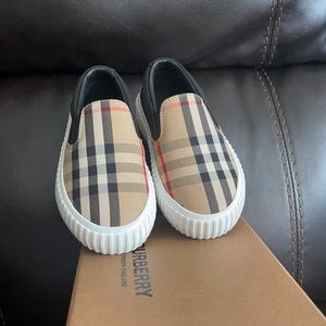 Size 7 toddler Burberry shoe
